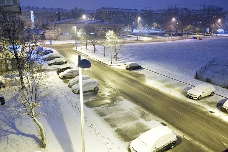 U Zagrebu pao snijeg, sutra temperatura pada do -10. Ledeno će biti i u Dalmaciji
