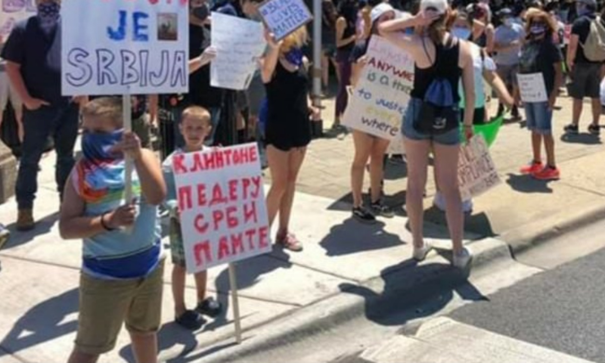 Srbi izašli na prosvjede u Chicagu s čudnim porukama: "Clintone, pederu, Srbi pamte"