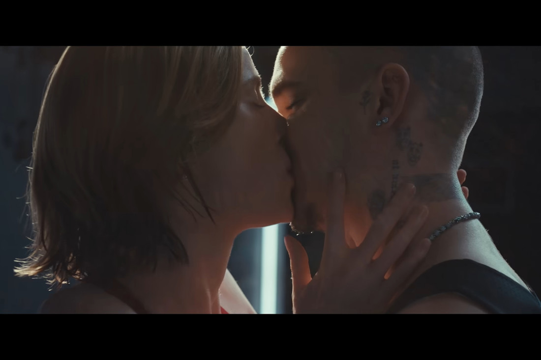Sin Davida i Victorije Beckham glumi u gej romansi. Pogledajte trailer