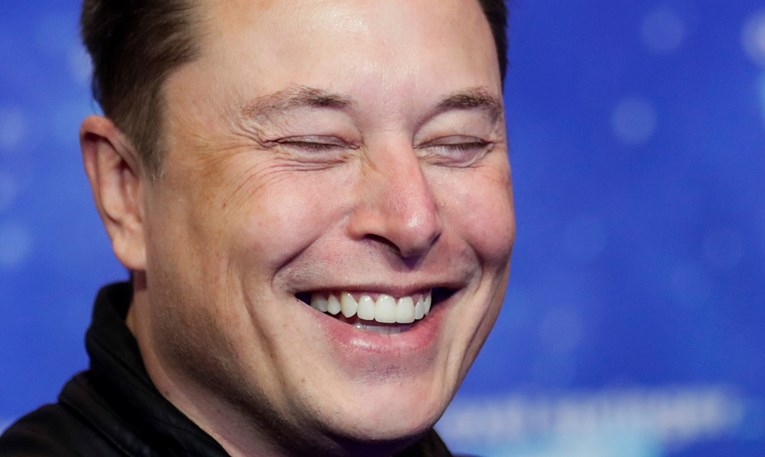 Musk u Berlinu primio nagradu, kaže da će uskoro većina automobila voziti samostalno