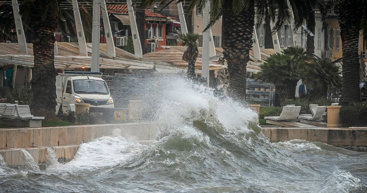 Orkansko jugo potopilo splitsku rivu, pogledajte snimke i fotografije