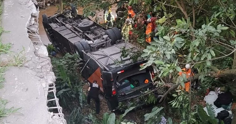 VIDEO Autobus s mladim nogometašima u Brazilu sletio u provaliju. Petero mrtvih