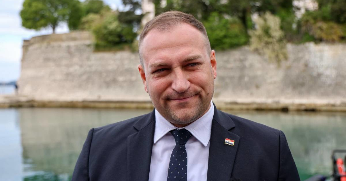 Ministar Vlajčić objavio fotku iz mladosti, neki kažu da se nije nimalo promijenio
