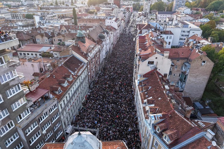 Dan žalosti povodom smrti Halida Bešlića samo u FBiH i Brčkom, blokiran na državnoj razini