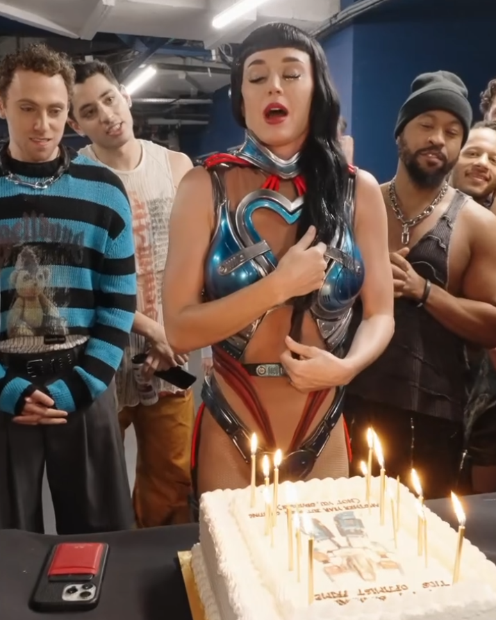 "Ta žena je patetična": Katy Perry zgrozila fanove potezom na rođendanskoj zabavi