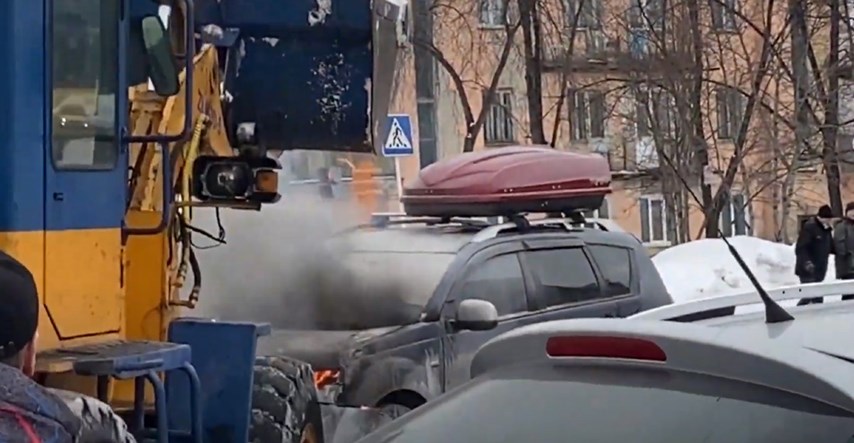 VIDEO Ovako Rusi gase auto u plamenu