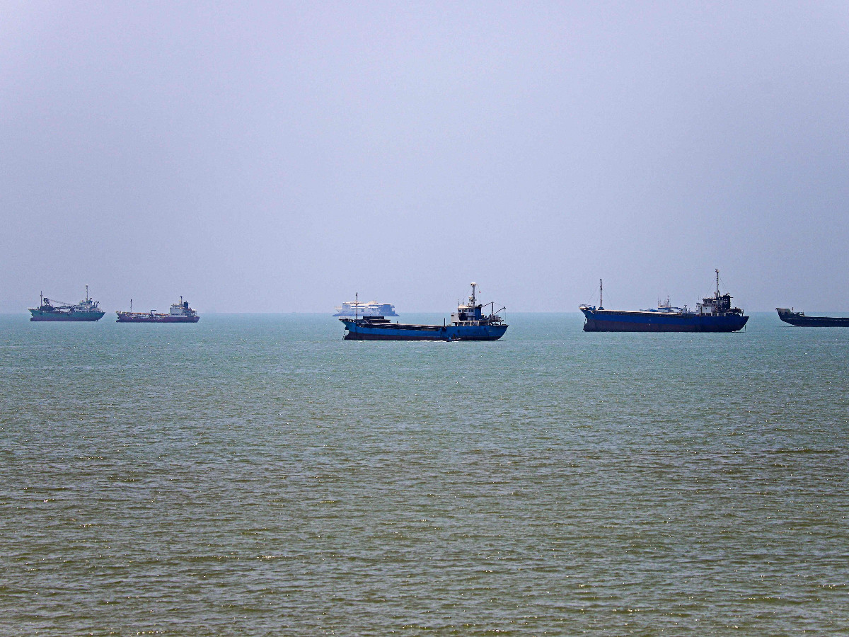 Iran objavio da je zatvorio Hormuz, no brodovi prolaze
