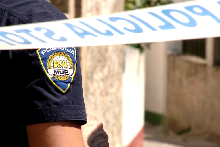 Policajku na Ugljanu nožem je ubo 78-godišnjak. Prijavljivan je 12 puta