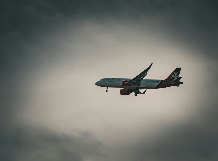 Putnički avion uletio u jake turbulencije pri slijetanju, nekoliko je ozlijeđenih