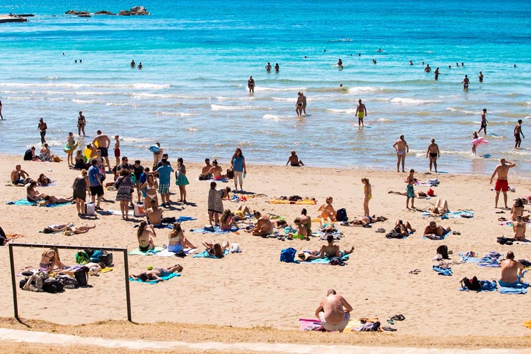 Partijaneri preplavili splitske plaže, na Bačvicama pune baterije za nastavak Ultre