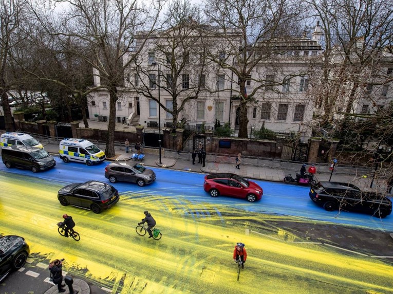 Sutra je obljetnica rata. Ovako danas izgleda cesta pred ruskom ambasadom u Londonu