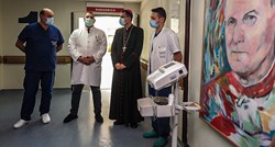 Gigantska slika Pape ispred rađaonice u dubrovačkoj bolnici. Je li vam to normalno?