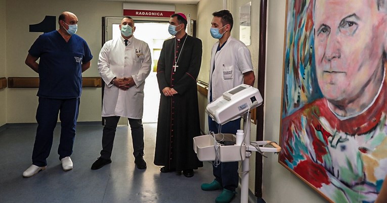 Je li normalno da ispred rađaonice u dubrovačkoj bolnici stoji golema slika Pape?