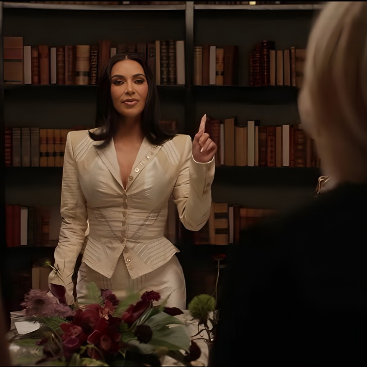 Kim Kardashian se u seriji sprda sama sa sobom, bacila foru na pad pravosudnog