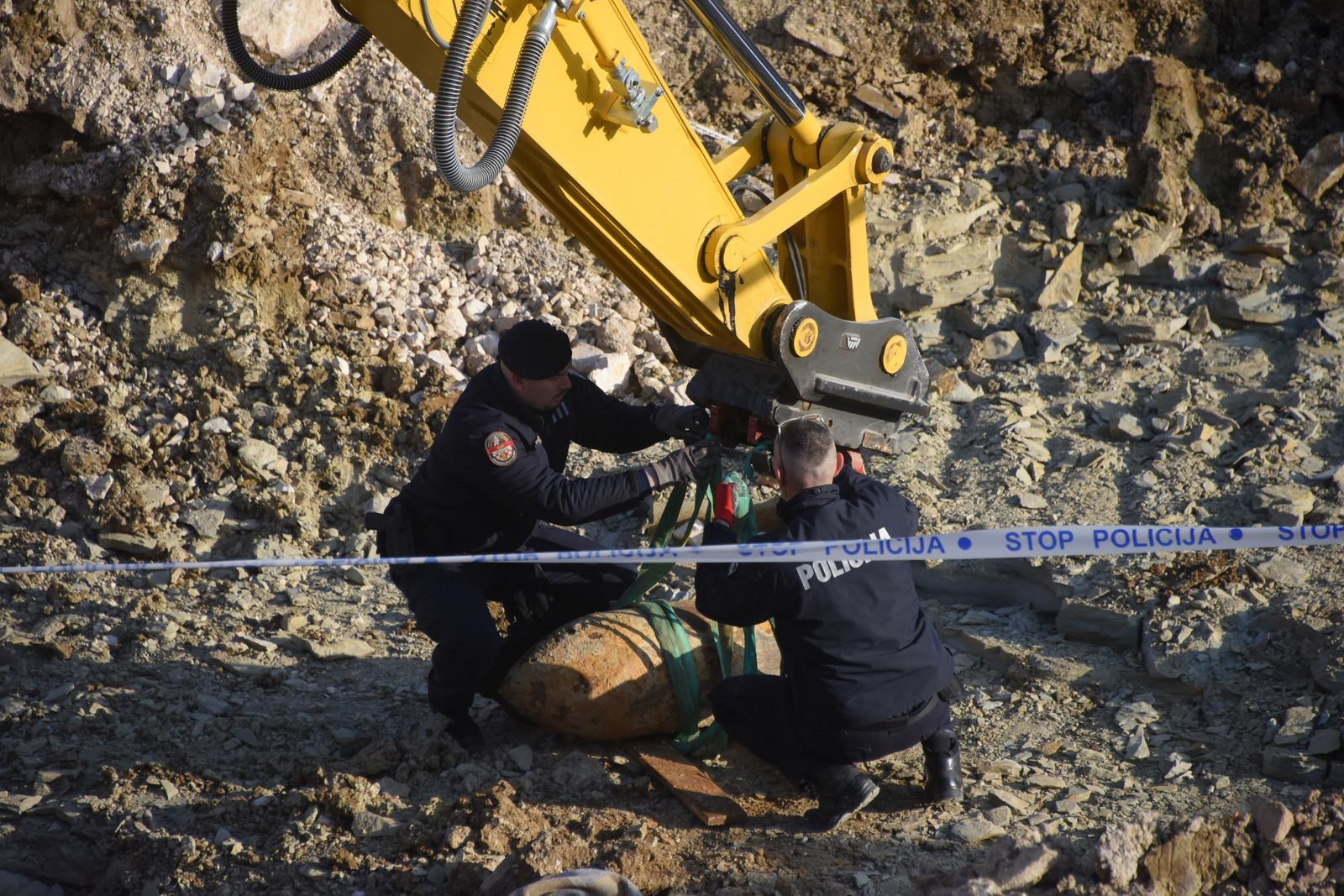 VIDEO I FOTO Policija u Pazinu premjestila zrakoplovnu bombu iz Drugog svjetskog rata