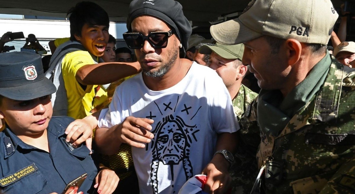 Pogledajte kako je policija u Paragvaju nasamarila Ronaldinha pa ga uhitila