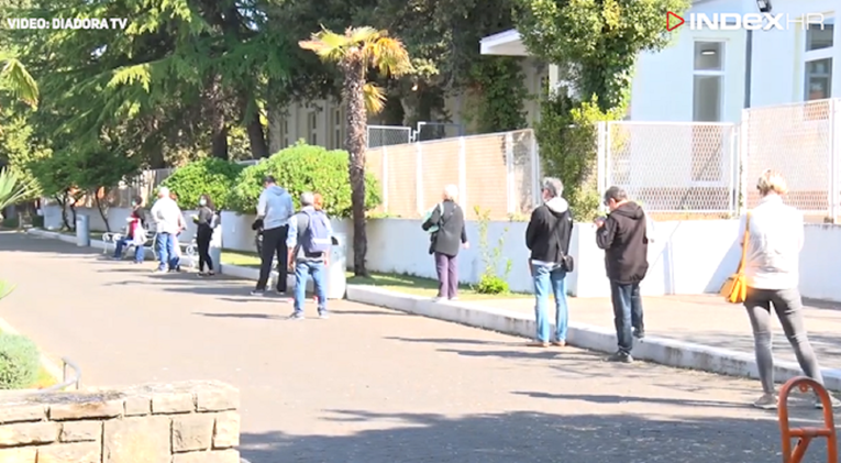 VIDEO Gužve pred knjižnicama prvi radni dan nakon karantene. U Zadru red 200 metara