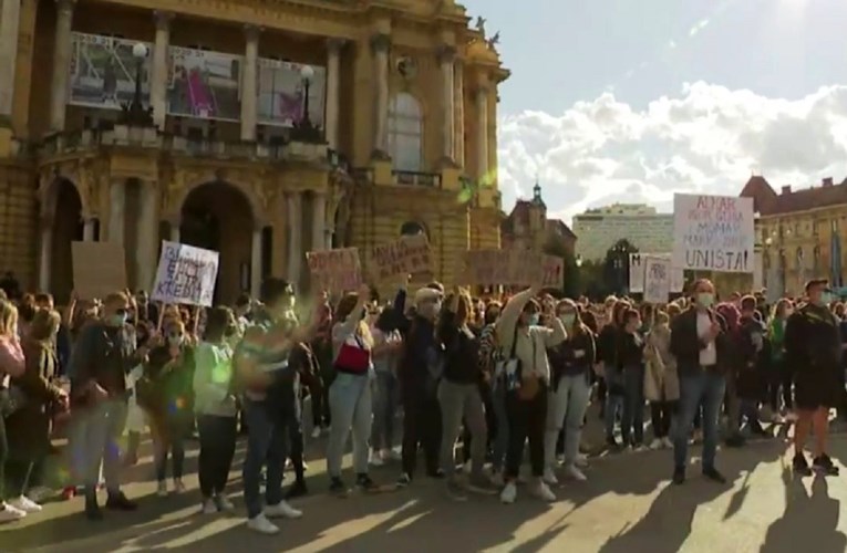 Zagrebački studenti prosvjedovali ispred Pravnog fakulteta, traže smanjenje školarina