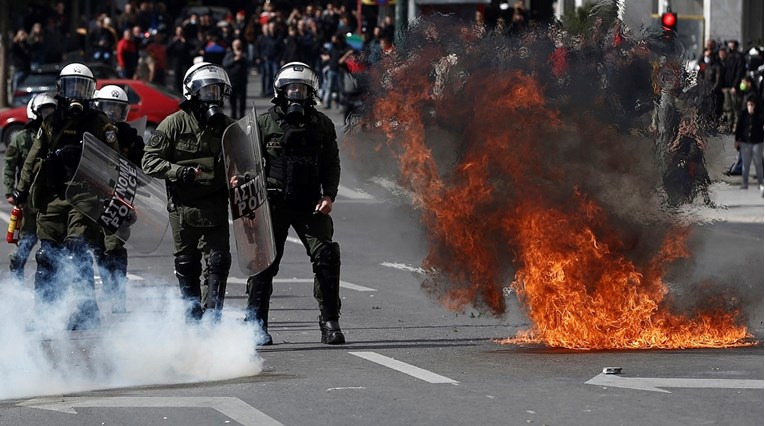 VIDEO U Ateni prosvjedi zbog željezničke nesreće, sukobili se prosvjednici i policija