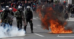 VIDEO U Ateni prosvjedi zbog željezničke nesreće, sukobili se prosvjednici i policija
