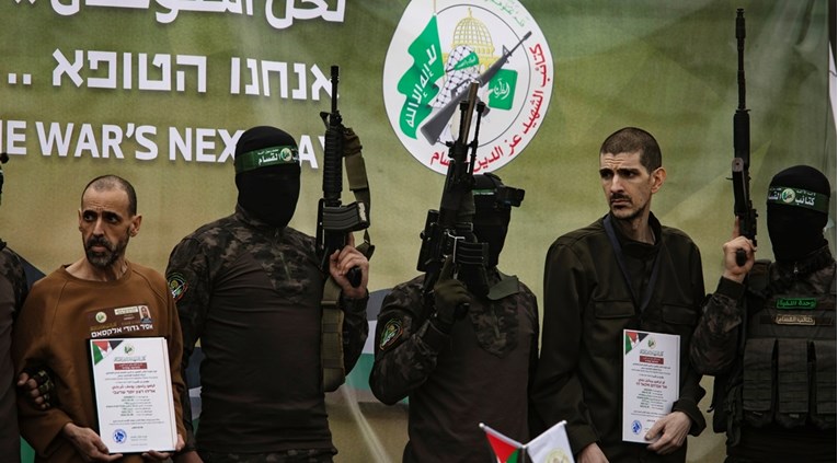 Hamas pustio tri izraelska taoca. Natjerali ih da govore pred gomilom Palestinaca