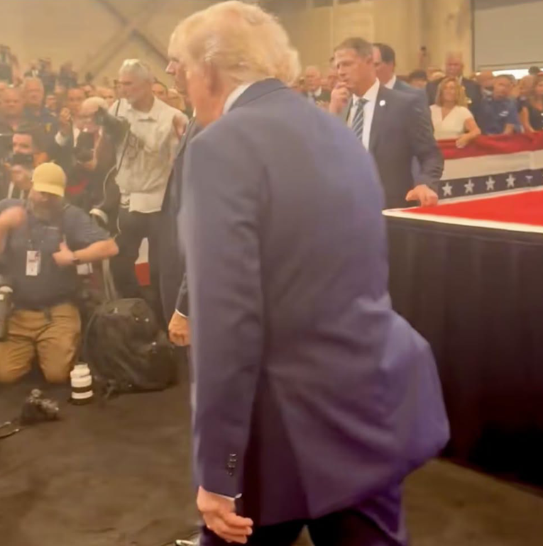 VIDEO Što je to ispod Trumpovog sakoa? "Mislim da je velika pelena"