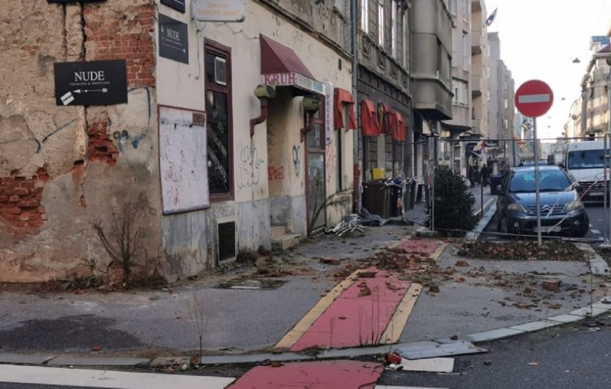 FOTO Sa zgrade u centru Zagreba i dalje otpadaju cigle. Uskoro će se rušiti