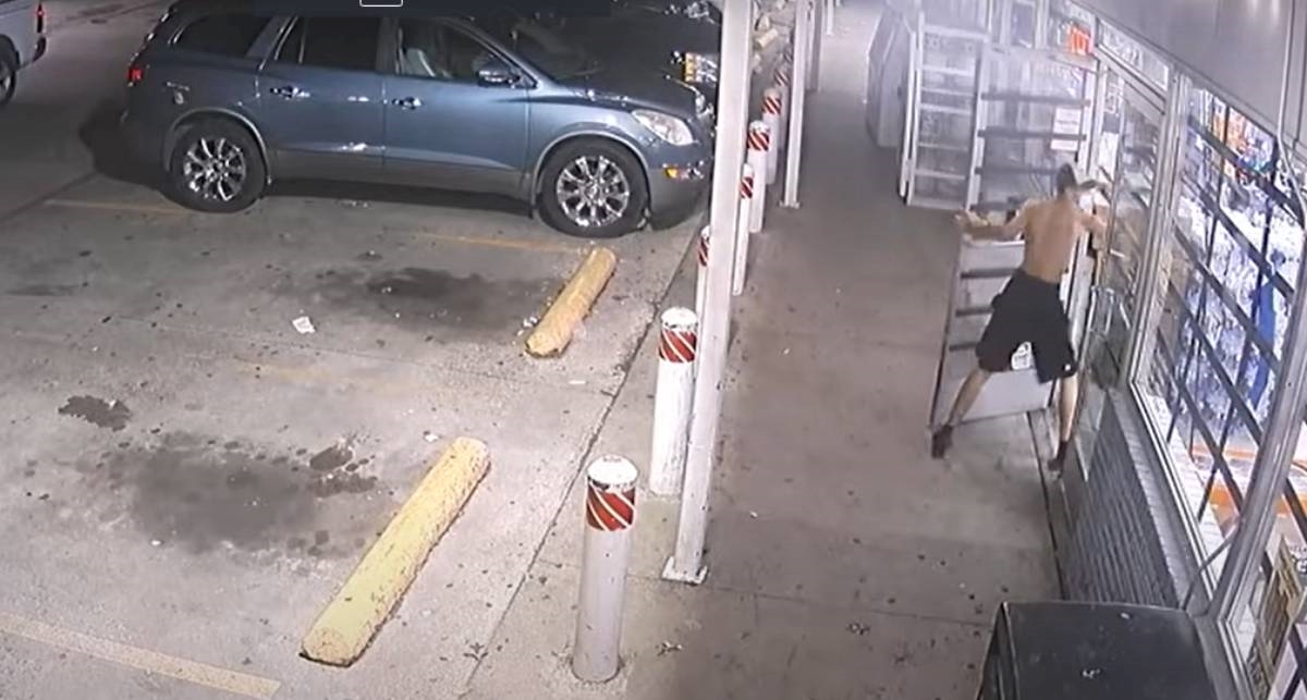 VIDEO Napadač ušao u trgovinu u Teksasu i ubio troje ljudi, uhićen tinejdžer (14)