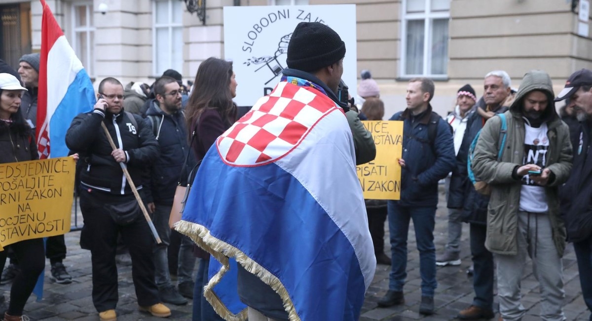 Optužen organizator prosvjeda protiv covid-potvrda pred vladom