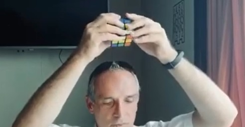 Neno Belan dao Rubikovu kocku trostrukom doktoru znanosti, ovaj je složio "naslijepo"