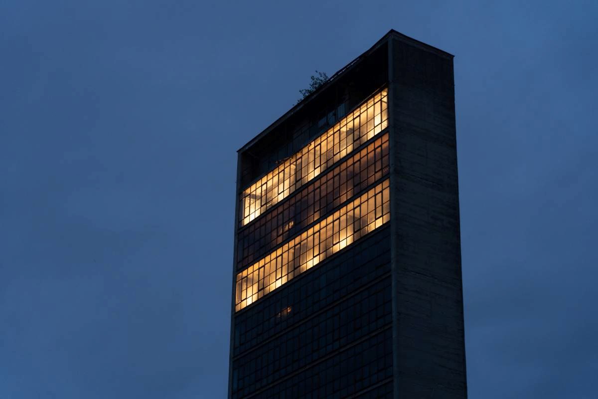 Posljednjih večeri svijetle zadnji katovi napuštene tvornice u Zagrebu. Znamo zašto