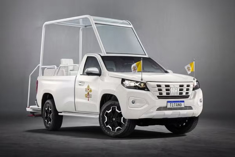 Fiat priprema novi papamobil. Ima crveni tepih i sjedalo koje se okreće