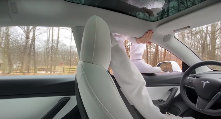 VIDEO Pogledajte što će se dogoditi ako iskočite iz Tesle koja vozi na autopilotu