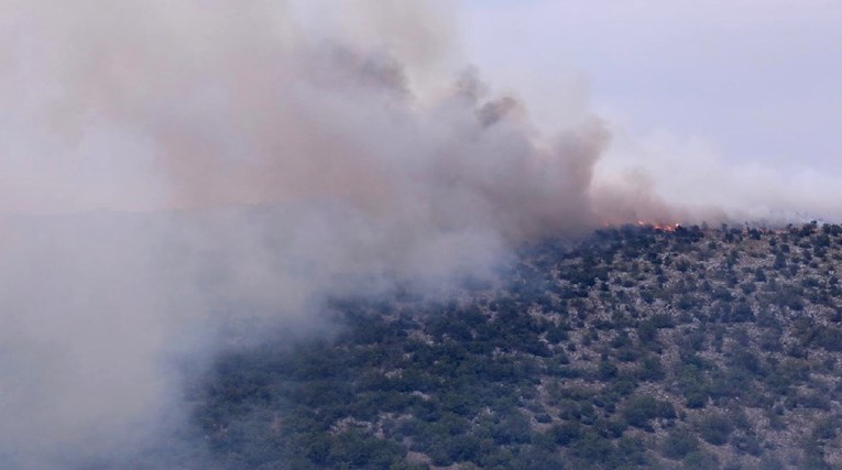 Lokaliziran požar kod A1, na cesti Solin - Klis planuo auto