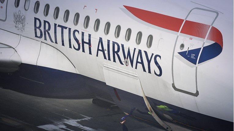 Kako bi nadoknadio gubitke, British Airways prodaje šampanjce i papuče iz prve klase