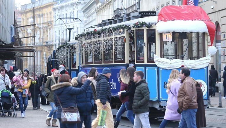 U ZET-ovom božićnom tramvaju Djed Mraz i vila pjevali Čavoglave i vikali "Za dom"