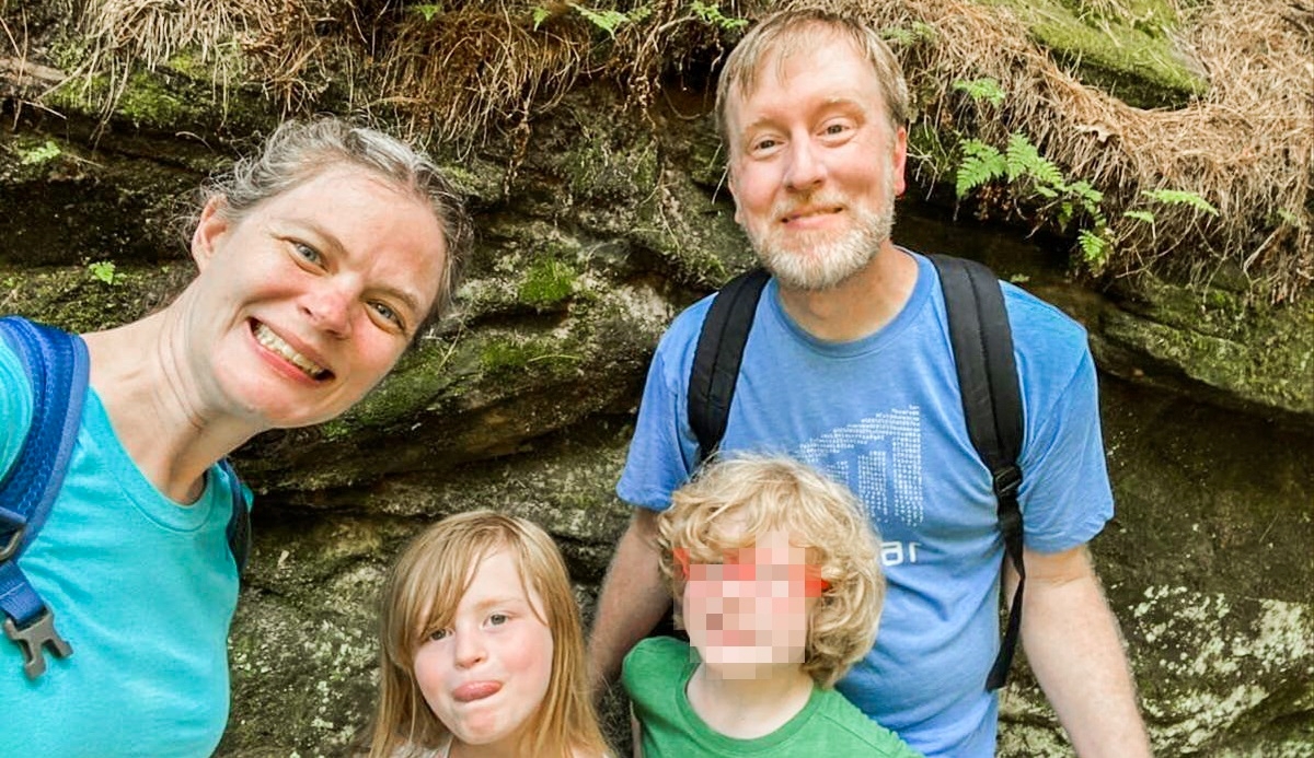 U SAD-u ubijena djevojčica (6) i njezini roditelji. Dječak (9) je preživio