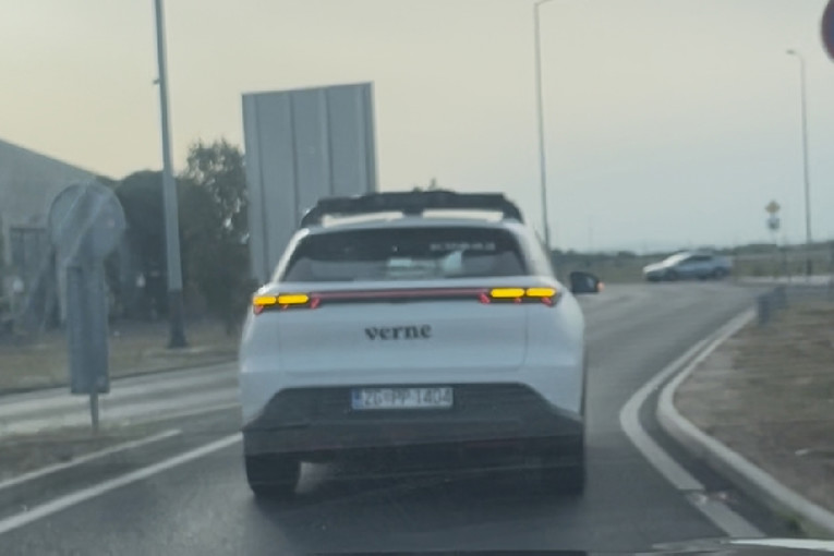 VIDEO Rimčev robotaksi oduzeo prednost autu u kružnom toku kod zagrebačkog aerodroma