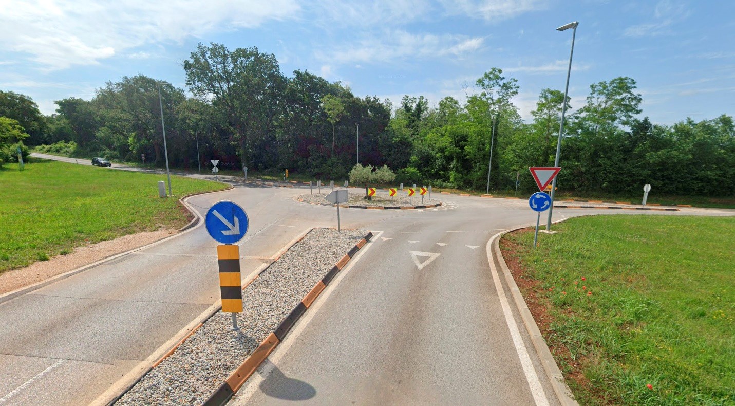 Vozač autobusa u Istri na rotoru krenuo na policajku. Izmaknula se da je ne pregazi