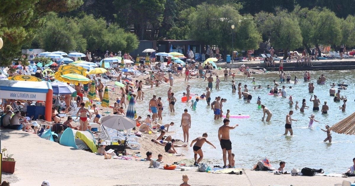 FOTO Plaža u Vodicama danas je bila krcata