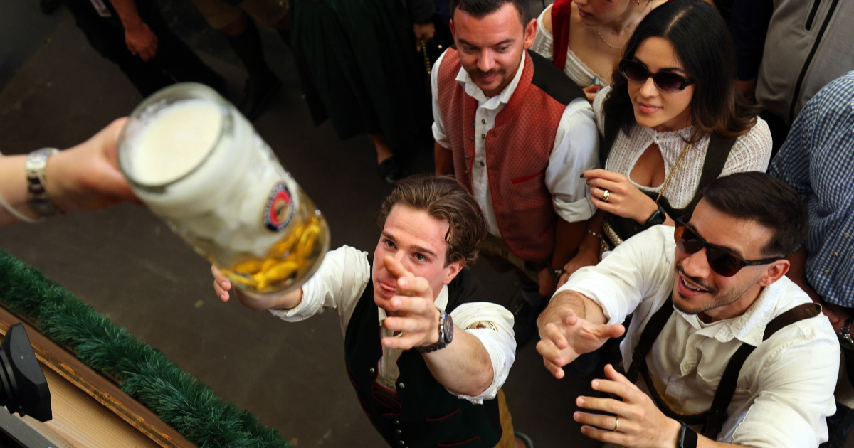 Počeo je Oktoberfest. Pivo 16 €, voda 15: "Za cijeli dan trebate 200 € po osobi"