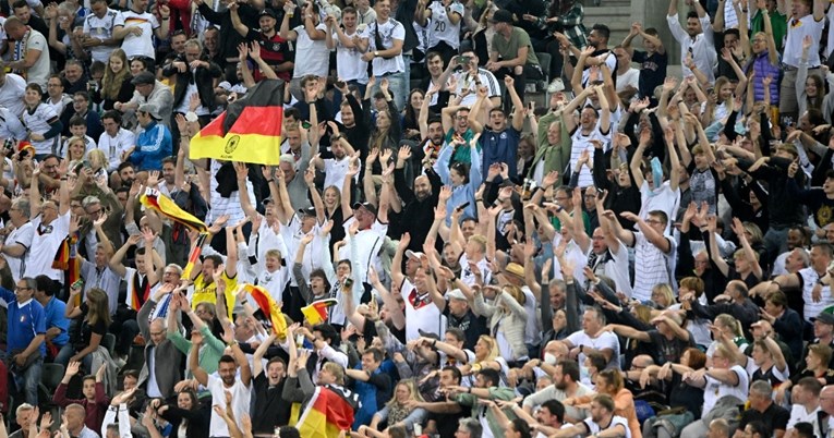 FOTO "15.000 mrtvih za predstavu." Na utakmici Njemačke i Italije poslana poruka