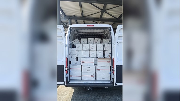 Otkriven šverc cigareta u Zagrebu. U kombiju nađeno gotovo dva milijuna komada