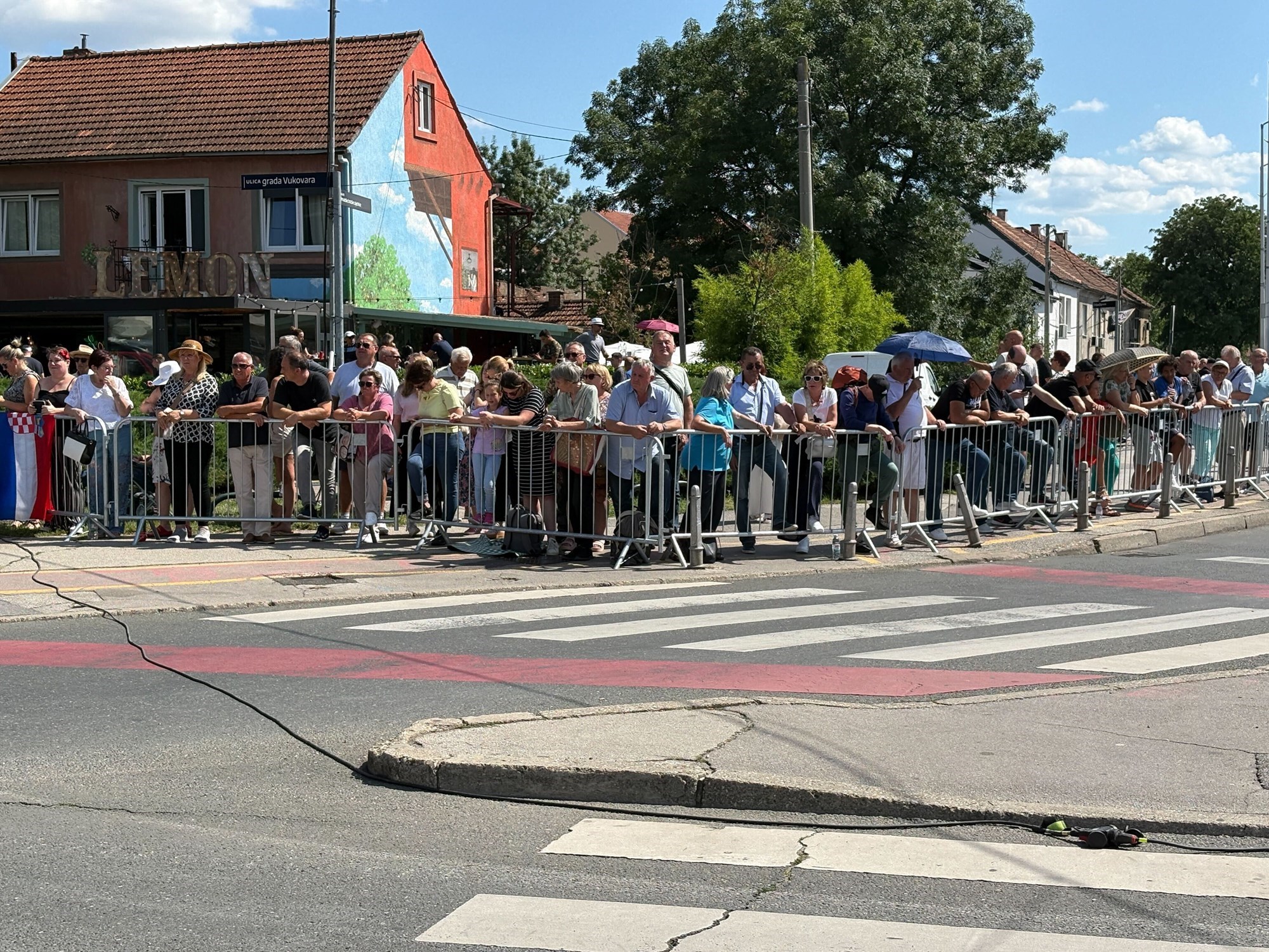 FOTO Ljudi su se počeli okupljati na Vukovarskoj kako bi gledali mimohod