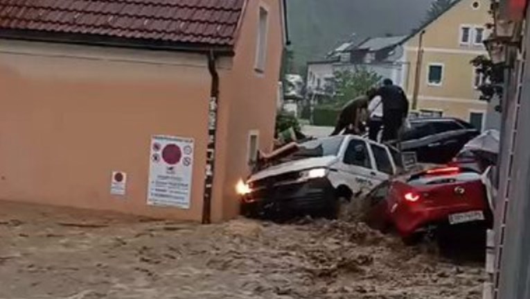 VIDEO Ogromne poplave u Austriji. Neka biračka mjesta su uništena