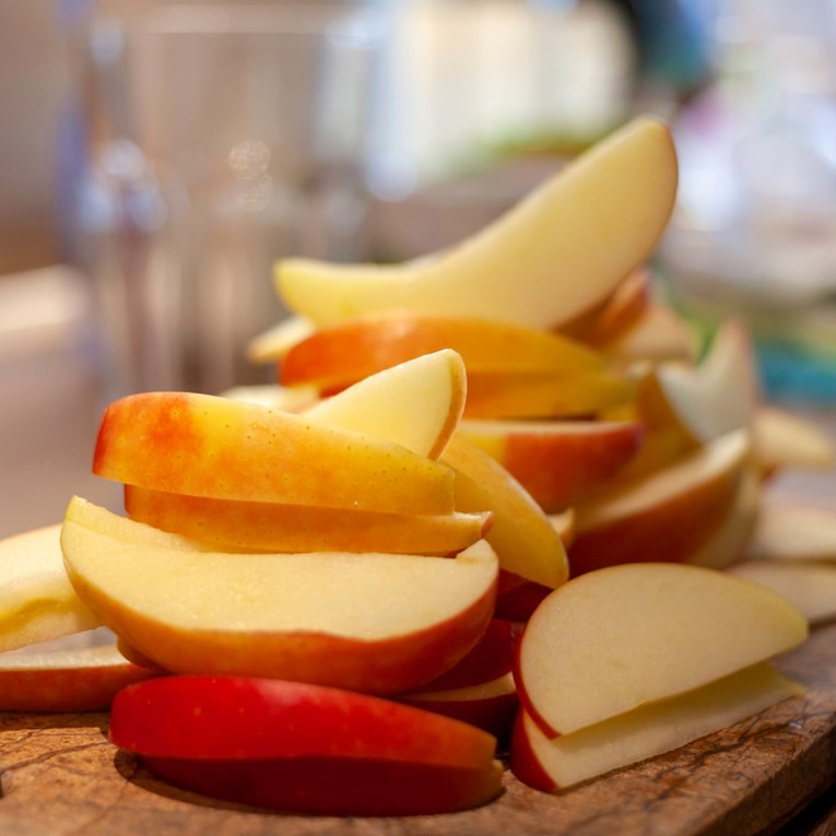 Kako spriječiti da narezane jabuke posmeđe? Znamo odličan trik