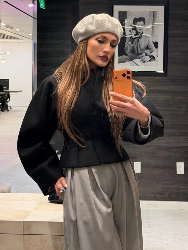 Crne hlače su u redu, ali J.Lo zna da ova boja bolje izgleda s crnim topovima