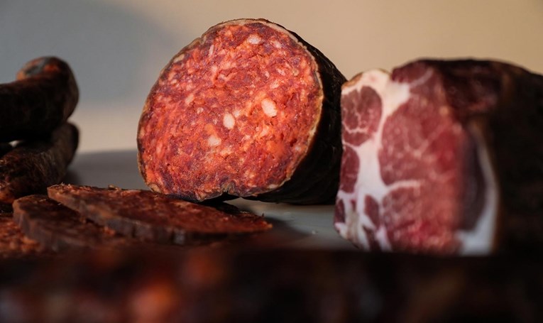 U kobasicama i slanini u Osijeku pronađena trihinela, oglasili se iz tržnice