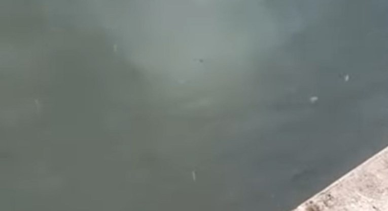 VIDEO Ovo je more uz splitsku Rivu jutros, nešto mutno izvire na površinu