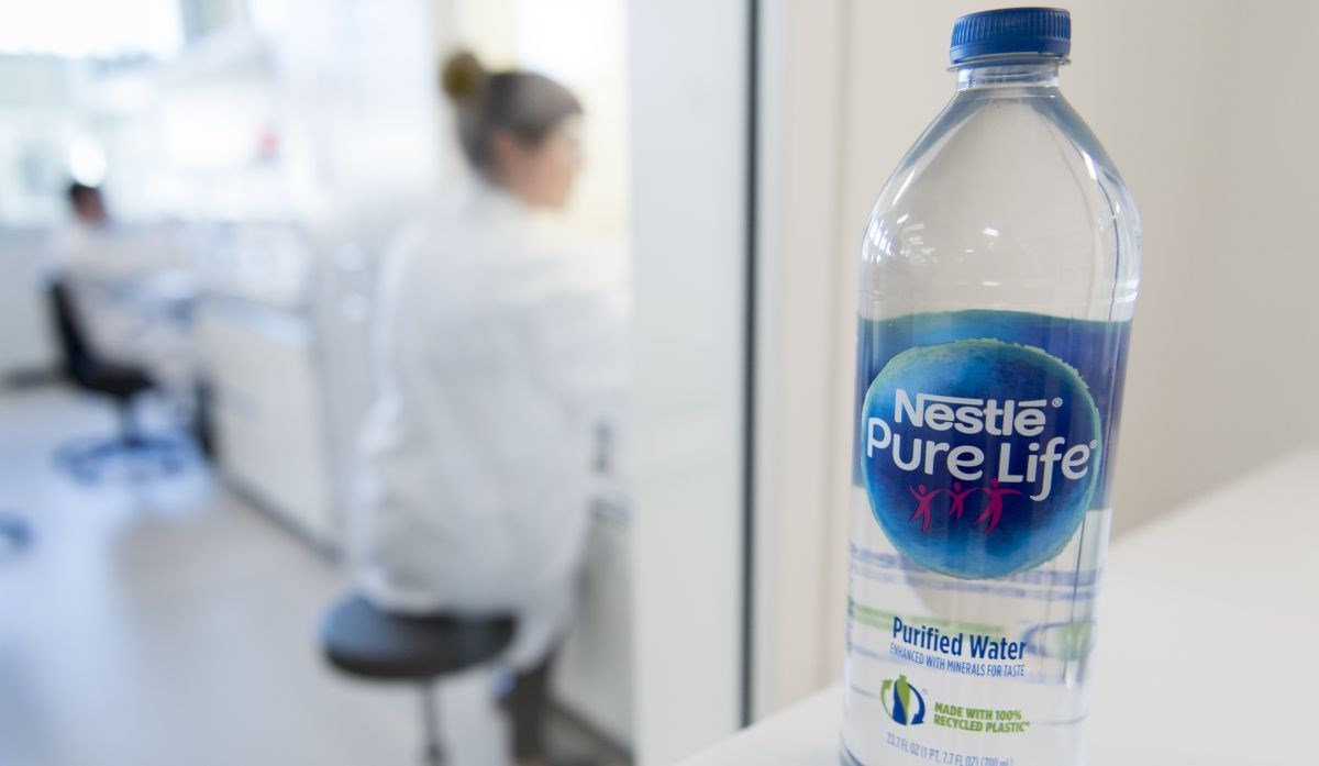 Nestlé je pod istragom u Francuskoj. "Ilegalno filtriraju vodu iz zagađenih bunara"